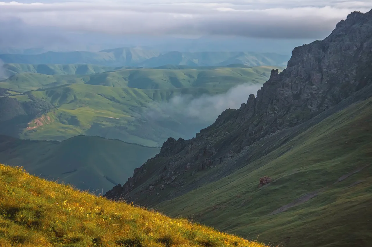 Paysage des montagnes et steppes de Mongolie - cadre naturel des femmes mongoles